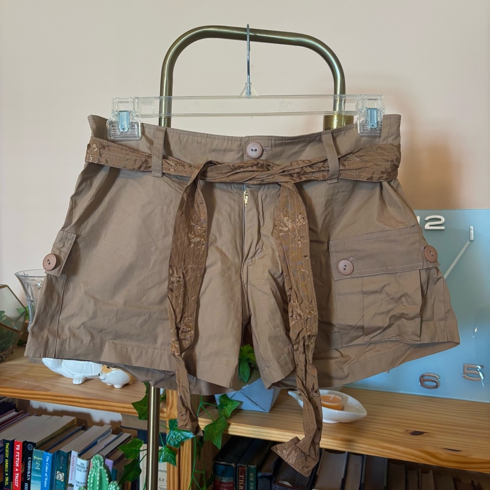 NWT Santiki Casual Brown Cargo Shorts with Cute Belt